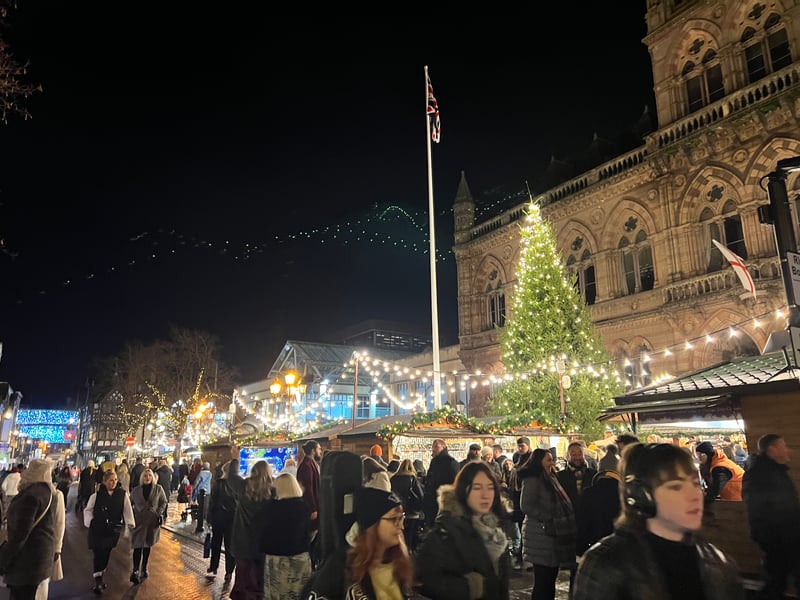 Discover this charming market set around the sparkling tree outside the historic Town Hall. With a strong emphasis on local and regional Cheshire artisans, Chester offers a more curated, quality shopping experience alongside the city’s iconic medieval 'Rows'. 📍 Town Hall Square, Northgate Street, Chester, CH1 2HJ