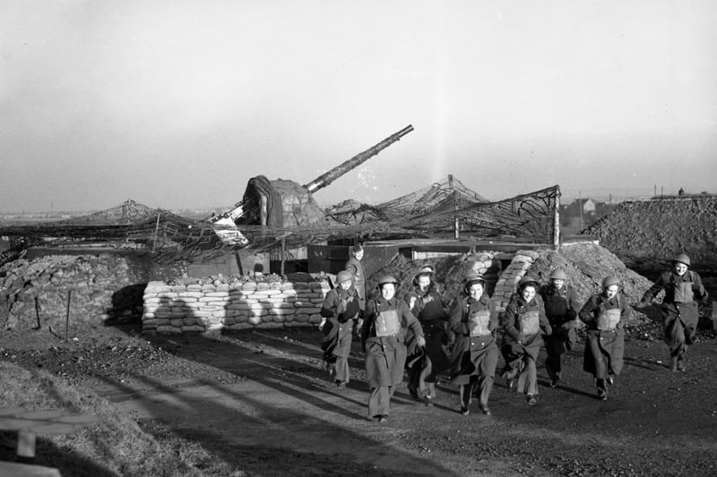 Manoeuvres at the Grangetown battery in December 1941.