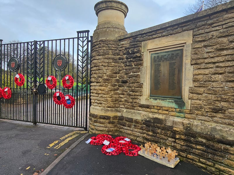 The entrance by Bath Hill to the 4.4 hectares park features memorial gates to commemorate the dead of the two World Wars and later conflicts.
