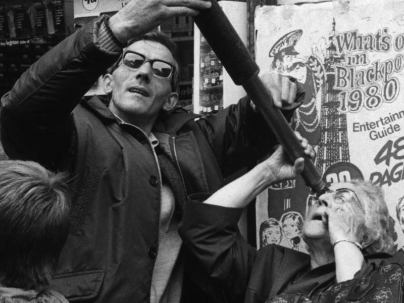 Gary Wild's kiosk renting out his telescope to Tower watchers for 10p for three minutes, 15th August 1980 to look at John Smith who had climbed to the crow's nest at the top of the tower 