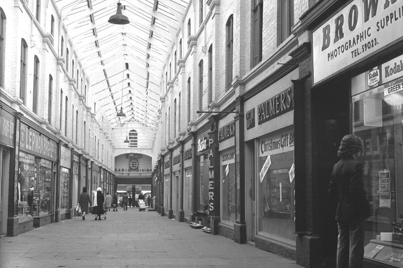 Palmers Arcade in 1970 - one of the last years that people could shop in the precinct before it was gone forever.
The Christmas number 1 that year was Dave Edmunds and I Hear You Knocking.