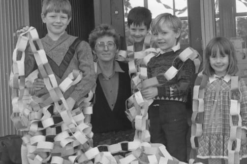 Seaham Parkside Infants' School pupils with their 250 metre paper chain in 1988.
It was a hit - and so was Cliff Richard with Mistletoe and Wine.