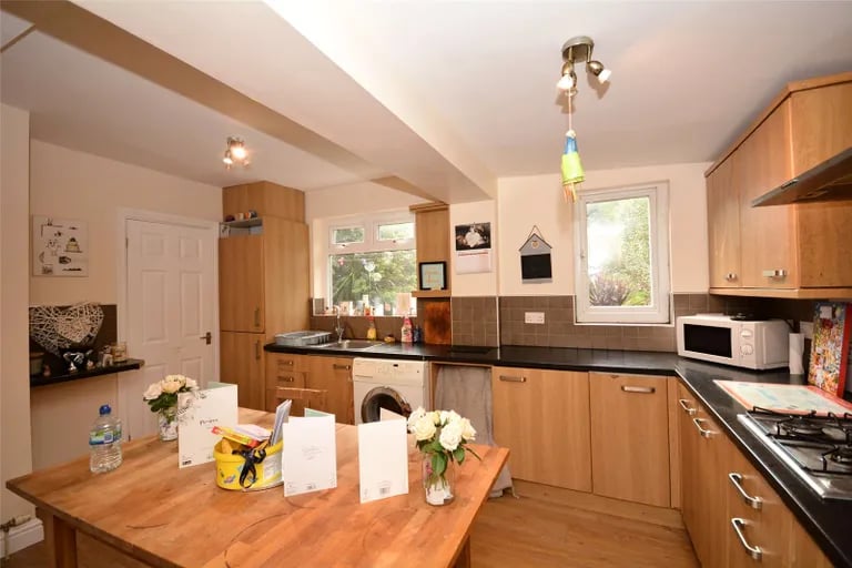 The kitchen features a range of oak effects fitted units.