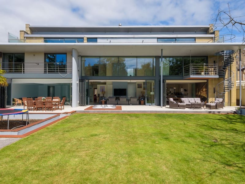 This seven bedroom mega-mansion has actually had a discount or two applied whilst it has been on the market. (Photo courtesy of Zoopla)