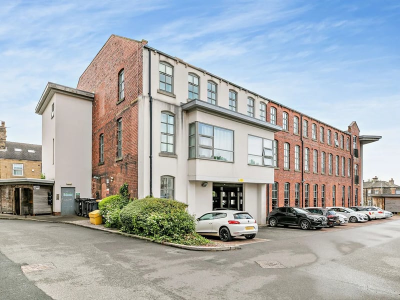 This 2 bed flat on Melbourne Mills was last reduced on December 14 by a total of 34.4 percent, to £82,000.