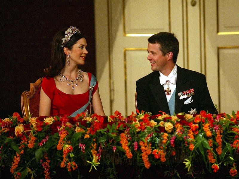 During the 2000 Sydney Olympics, one night Mary was at a bar with friends when she met Prince Frederik of Denmark who was reportedly with a group including his cousin, Prince Nikolaos of Greece, his brother, Prince Joachim, and Princess Martha of Norway. The future Queen reportedly had no idea who she was speaking with until after they had first met. They continued their long-distance relationship in secret until reports broke in 2001. 