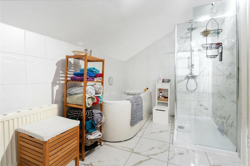 The bathroom also features a separate shower cubicle. 
