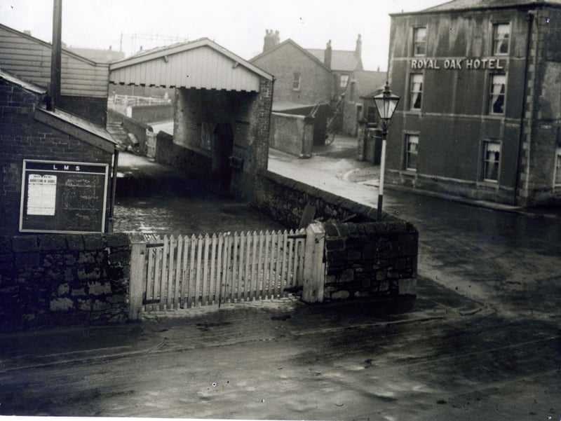 Junction of Breck Road and Station Road in the early 1900s. The Royal Oak is another of Poulton's long established pubs and was once popular with the workers of the adjacent British Railway goods sidings. 