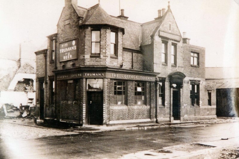 This pub was open in East Hendon Road from 1844 to 1960. 
