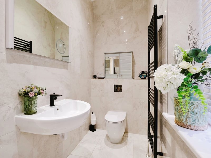 The en-suite contains a modern toilet, sink and shower. (Photo courtesy of Zoopla)