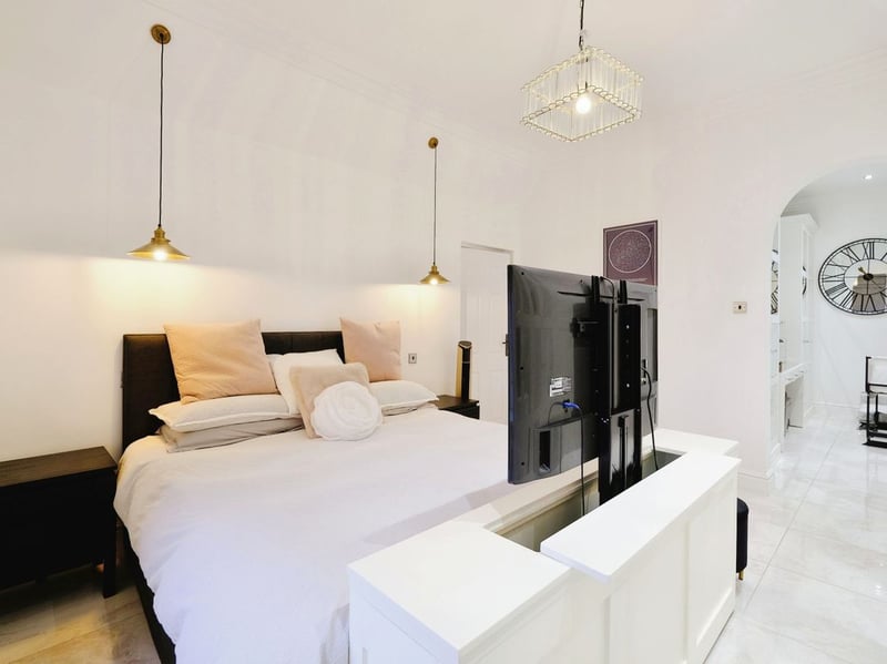The master bedroom has its own en-suite and dressing area. (Photo courtesy of Zoopla)