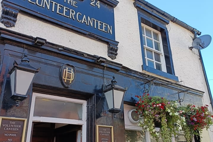 The Volunteer Canteen dates back to the 19th century and  has an 'interior of exceptional national historic importance'. A range of real ales are available, including beer brewed at Black Lodge in Liverpool.

