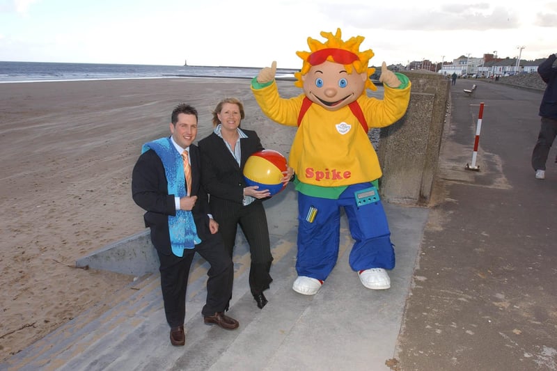 Glenn Riddle and Jane Schumm from Hays Travel joined Spike - the Every School Day Counts mascot - in 2005.
They were celebrating the continuation of a holiday discount scheme connected to Every School Day Counts.