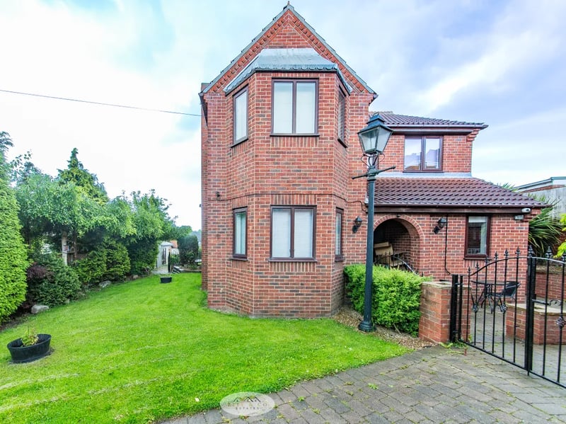This unique detached home has been listed with a £370,000. (Photo courtesy of Zoopla)