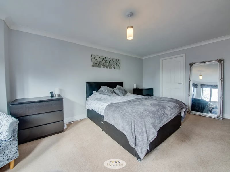 This master bedroom comes with an en-suite shower room. (Photo courtesy of Zoopla)