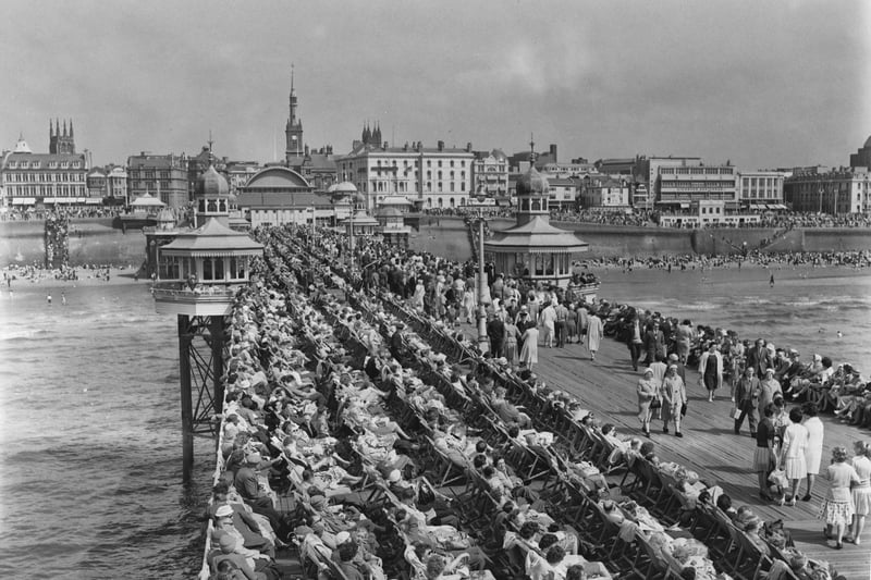 Crowds on North Pier