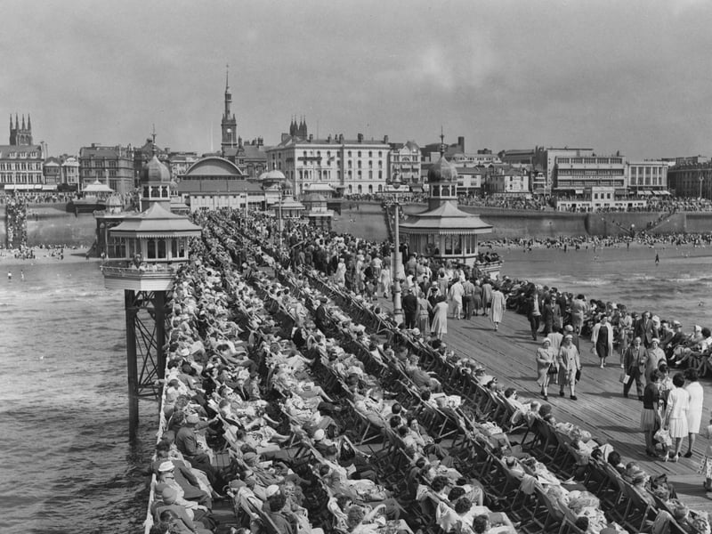 Crowds on North Pier