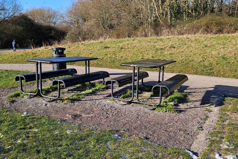 We came across a couple of picnic tables next to the lake: the perfect spot for a picnic on a nice sunny day.
