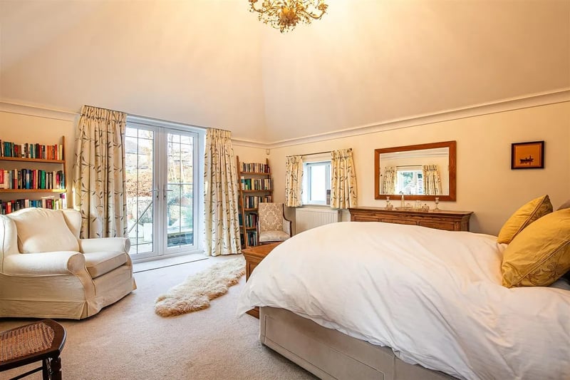 This is the master bedroom, which comes with both a walk-in wardrobe and an en-suite. (Photo courtesy of Zoopla)