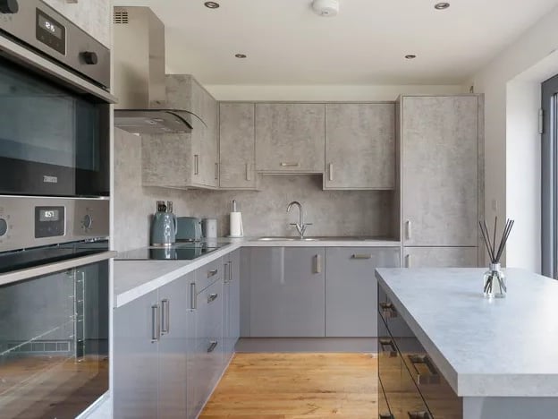 The kitchen fits the "cool, contemporary vibe" of the home. (Photo courtesy of Whitehornes)