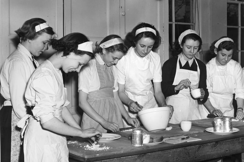 Portobello Secondary School: Girls at a cookery class in 1953
