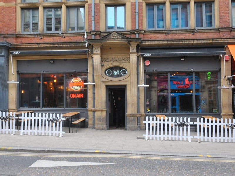 A staple of the Call Lane circuit, Oporto is trading its usual indie-rock soundtrack for the pads and helmets of the NFL this Sunday. They are offering a high-octane viewing experience with multiple screens throughout the bar and a late-night kitchen service focused on their famous 'Knuckle Sandwich' menu.  🏈 33 Call Lane, Leeds LS1 7BT