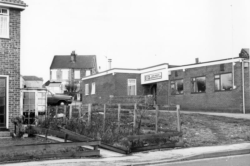 East Ardsley Conservative Club on Chapel Street in January 1985. Houses on Parker Street are seen in the background.
