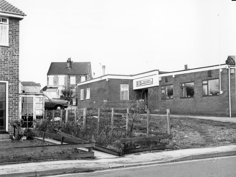 East Ardsley Conservative Club on Chapel Street in January 1985. Houses on Parker Street are seen in the background.