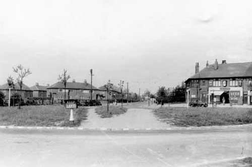 Scott Hall Road and Potternewton Lane in June 1941. Shops on the right are Fred Dawson Fish and Chip shop (on corner) which is 128 Potternewton Lane, with Jackson's grocers next door at 126.