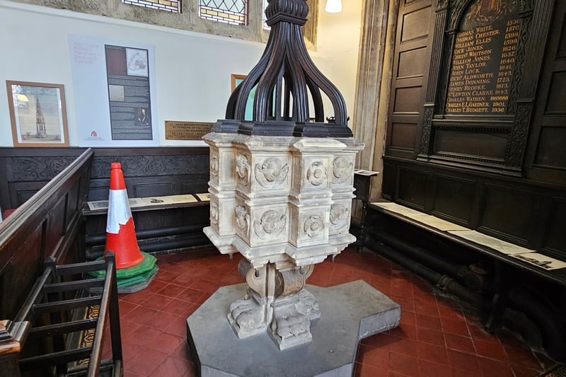 
Originally located in the crypt, the baptismal font in the upper church dates back to 1624. The font sits on four large claw feet and has an unusual bowl in the shape of a cross, with 20 carved panelled faces.
