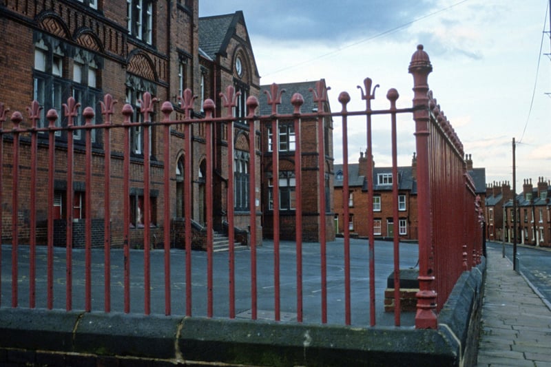 Quarry Mount Primary School from the junction of Pennington Street (foreground) and Cross Quarry Street (right). Quarry Street runs up the far side of the school in the background. Pictured in August 1985.