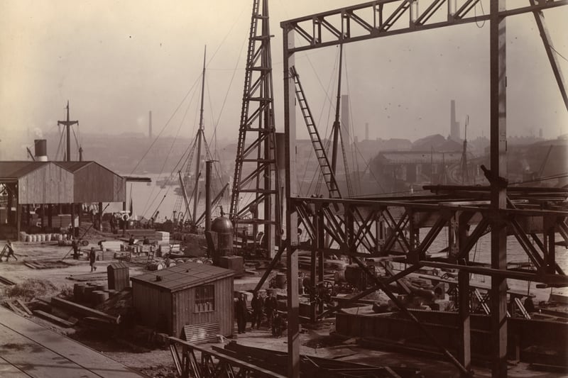 Scaffolding and dock workers near Milk Market in 1909.
