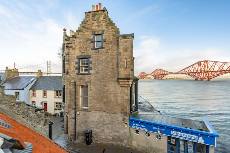 Both bedrooms and reception room offer spectactular views of the Firth of Forth and Forth Bridge.
