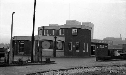 Did you enjoy a drink here back in the day? The Kings Arms on Meanwood Road. This was the second Kings Arms Hotel to stand on this site. In the background, the Oatland tower blocks are visible.