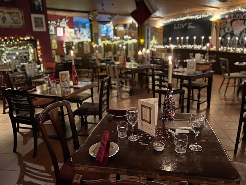 Mentioned by Claire Morley, Kendell's is widely considered the gold standard for romance in Leeds. This French bistro trades the 'M&S' polish for flickering candles, open kitchen theatre, and a proper Parisian vibe. It is the closest you will get to a date in France without leaving the city. ❤️ 3 St Peter's Square, Leeds LS9 8AH
