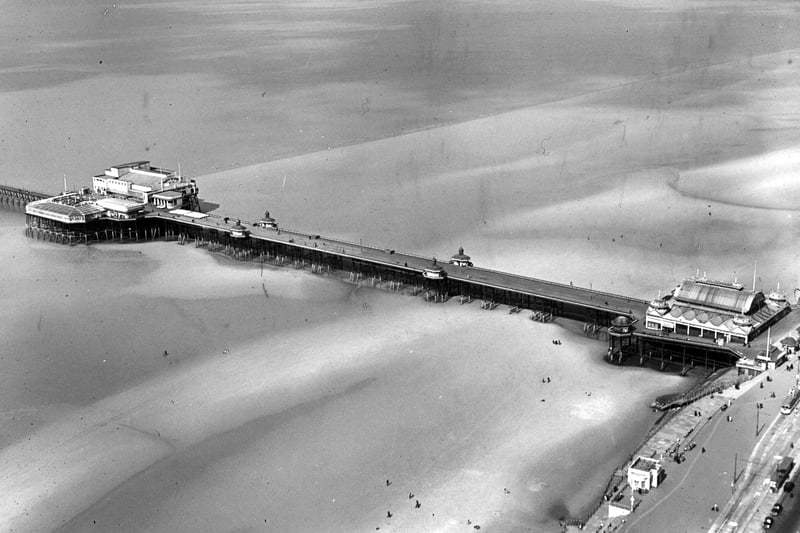 10th April 1953:  The pier at the Lancashire holiday resort of Blackpool.  (Photo by Norman Vigars/Fox Photos/Getty Images)