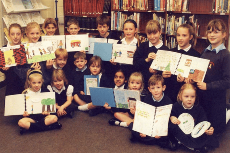 These Mortimer Primary schoolchildren were showing their home-made books in this photo from 29 years ago. Remember it? 