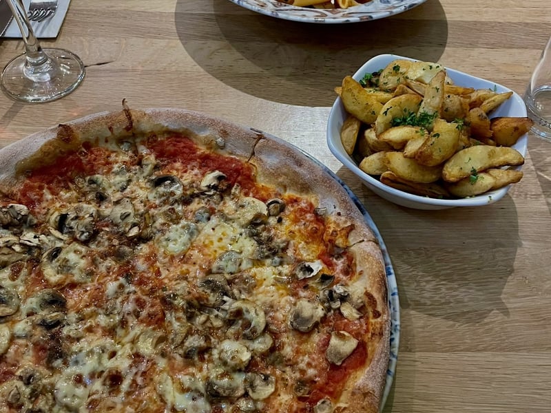 Trattoria Il Forno, located in Horsforth, has a rating of 4.5 stars from 1,248 TripAdvisor reviews. A customer at Il Forno said: "Excellent food at a reasonable price with very helpful and friendly service. This is our favourite local restaurant. We especially recommend the pizzas."