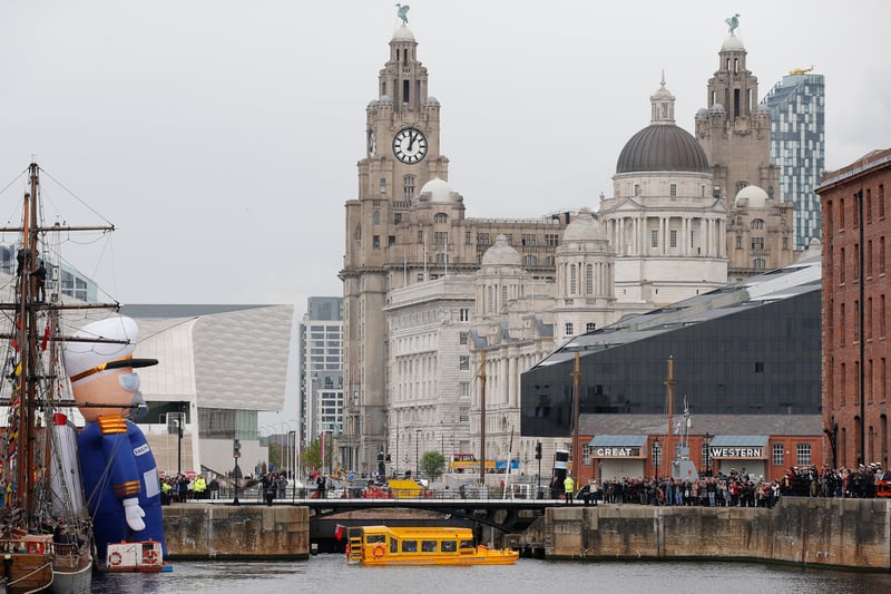 The Duckmarine in front of the Liver Buildings.