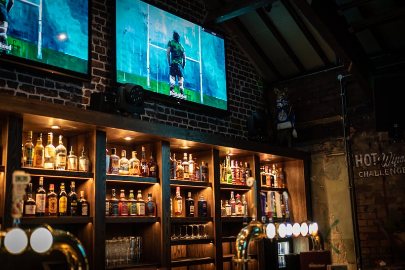 Guests looking to enjoy alternative sporting commentary to
what’s on the screen can request headphones from the bar