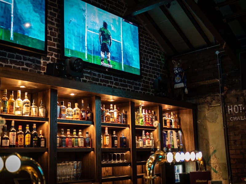 Guests looking to enjoy alternative sporting commentary to
what’s on the screen can request headphones from the bar