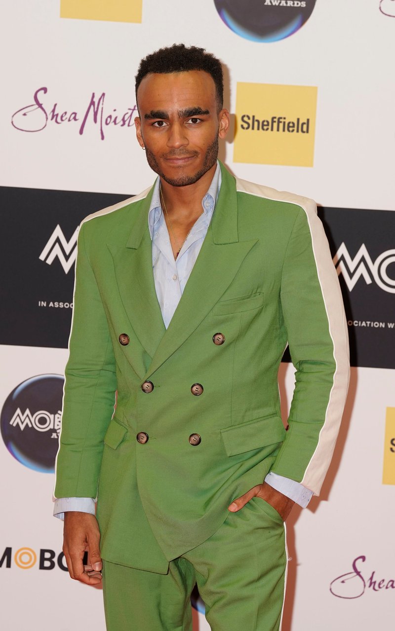 Munya, a comedia and University of Sheffield graduate, caught onlookers' eyes in a graphic green suit.
