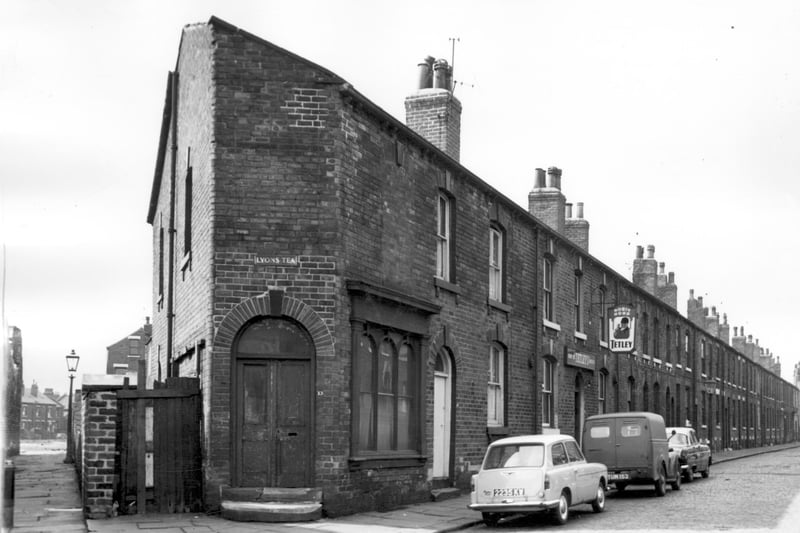 The Robin Hood pub on Powell Street pictured in April 1964.