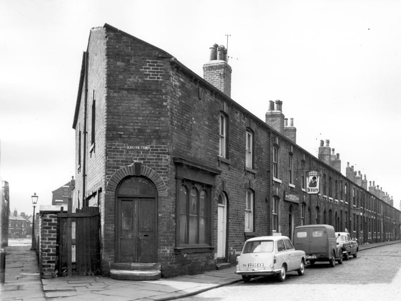 The Robin Hood pub on Powell Street pictured in April 1964.