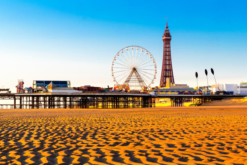 📍Blackpool is a popular seaside resort, known for its iconic Pleasure Beach and the Blackpool Tower, which dates back to the 1800s. Ideal for couples or families, explore the beach, historic monuments and Blackpool Illuminations. 🍽️ The West Coast Rock Cafe on the corner of Abingdon Street and Birley is a Blackpool icon, established in 1987 and serving burgers, steaks, Mexican dishes and much more. Alternatively, visit HIVE, a popular cafe with veggie and vegan options too.