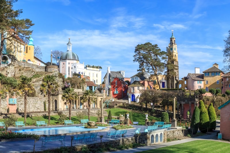 📍Just over two hours away by car, Portmeirion is a beautiful Italian-style village, ideal for a family getaway or couples' break. Portmeirion is owned by a charitable trust and you need to a pay a fee to visit, but it's definitely worth it. 🍽️ Popular restaurants include Castell Deudraeth Brasserie - which is said to have a range of vegan options - and the Dining Room at Hotel Portmeirion. 