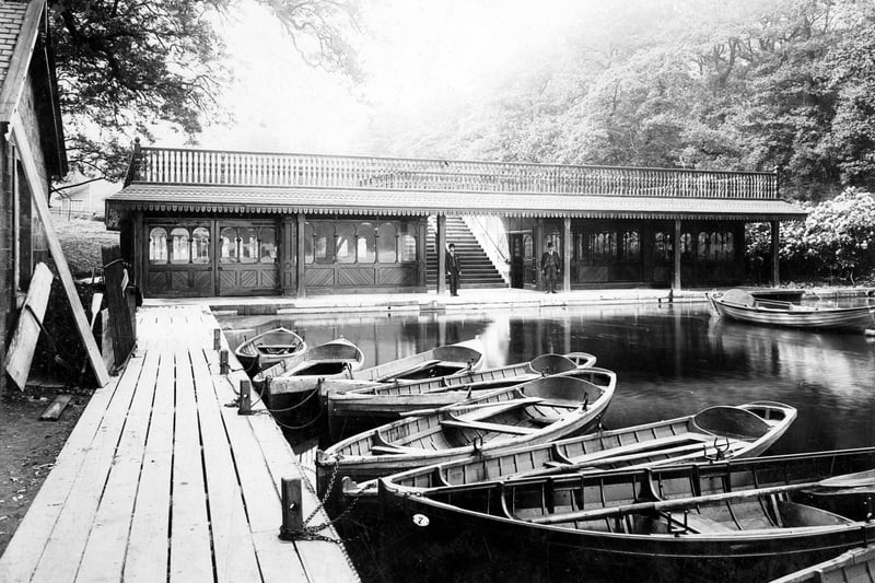 The boathouse was made of varnished pitch-pine and redwood and was completed in June 1902. The roof provided a promenade with central steps to lake side. The boathouse could accommodate 150 boats. Some rowing boats can be seen.
