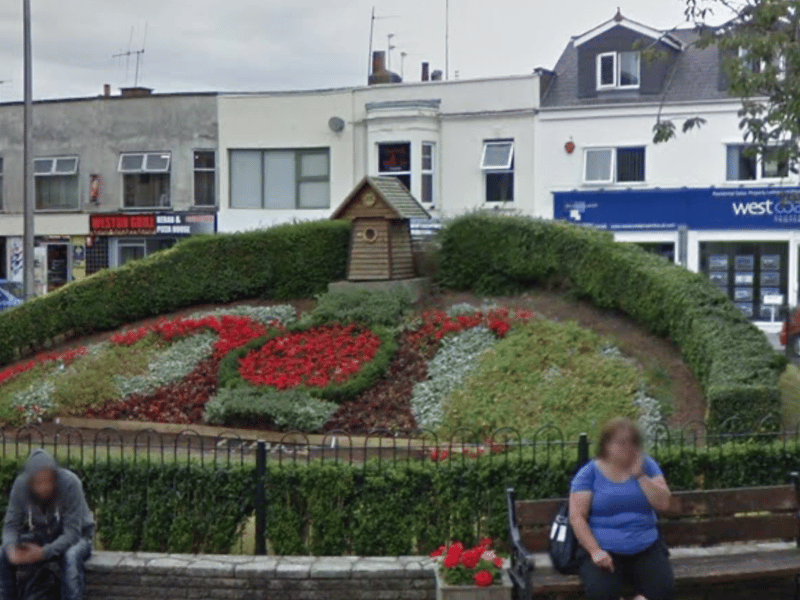 In July 2016, the clock face was full with red flowers 