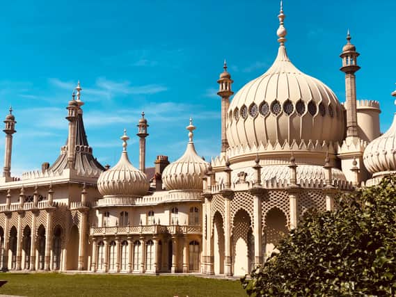 10) 10. Taj Mahal / Brighton Pavilion 
The majestic architecture of the Taj Mahal in India is resembled by the Royal Pavilion along the English seaside town of Brighton. Both buildings have beautiful gardens to wander around and soak in the sun. 