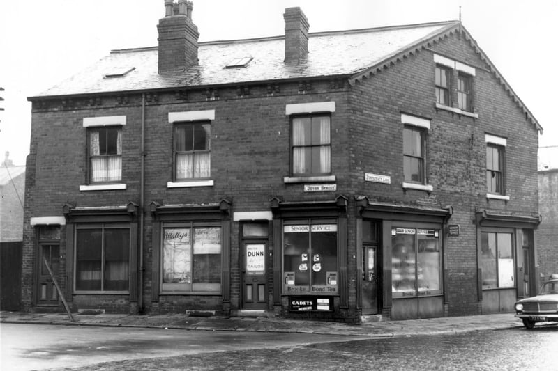The corner of Devon Street and Pontefract Lane. On the left is Walter Dunn, high class tailor at no 2 Devon Street also on the right is no 91 Pontefract Lane, a grocers advertising Senior Service cigarettes, Brooke Bond Tea and Cadet's Cigarettes. On the far right a car reg: 73 FNW is just parked on. Pictured in October 1966.